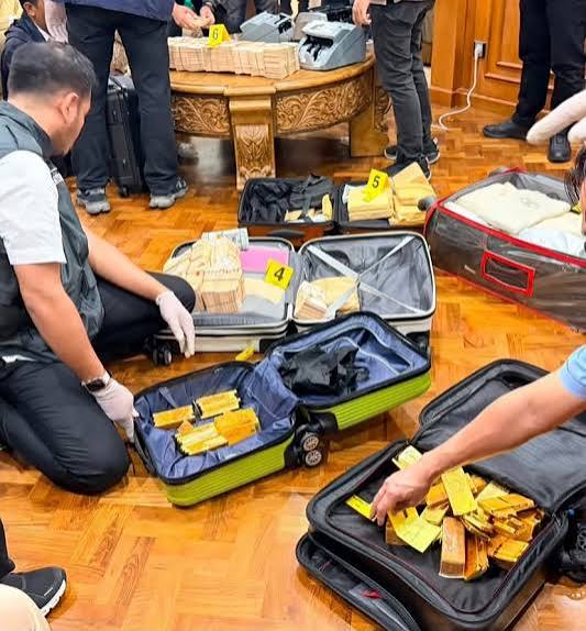 Brankasnya Dibuka... yang Keluar Malah Tujuh Koper, Isinya Bikin Melongo