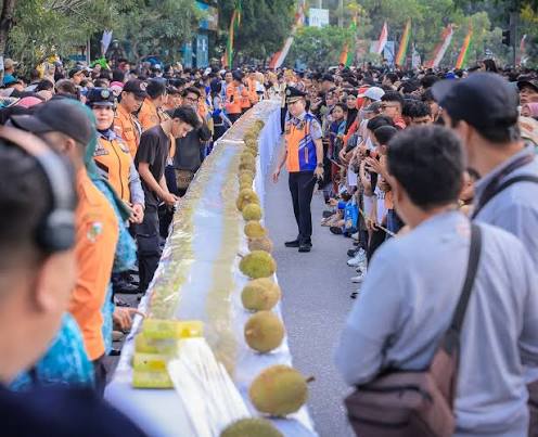 Rekor MURI Berakhir Ricuh! Talam Durian Sepanjang 1,1 KM Diserbu Warga Sebelum Acara Selesai