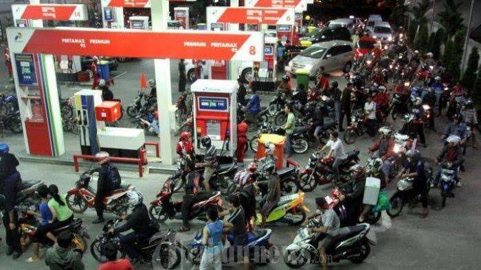 Orang Rela Antre Berjam-jam Isi Bensin. Tapi Pemerintah Bilang Masalahnya Bukan BBM-nya.